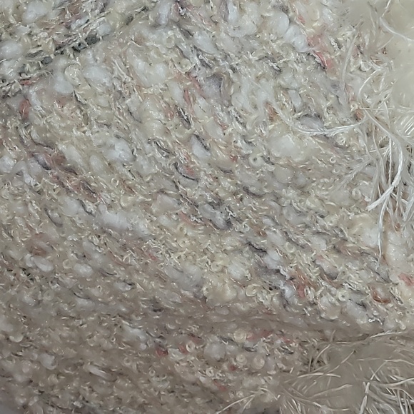 Thick fuzzy shawl with feather - Picture 9 of 11